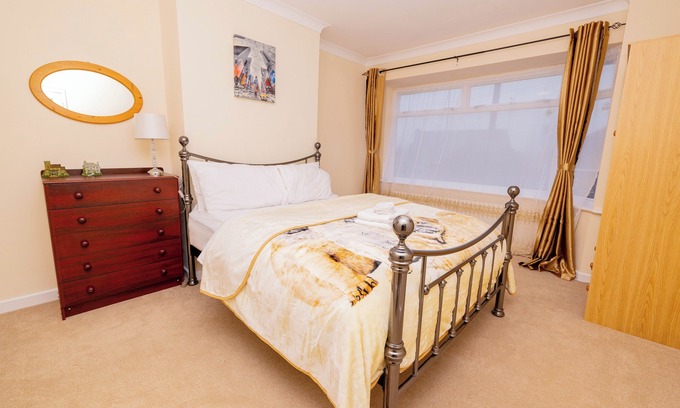 Wellingborough House | 3 Bed - Sleeps 4 - Free Parking - Private Garden