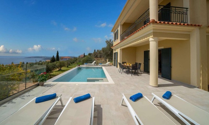 Vlachata Villa | 3 bed villa with sea views, Lourdas