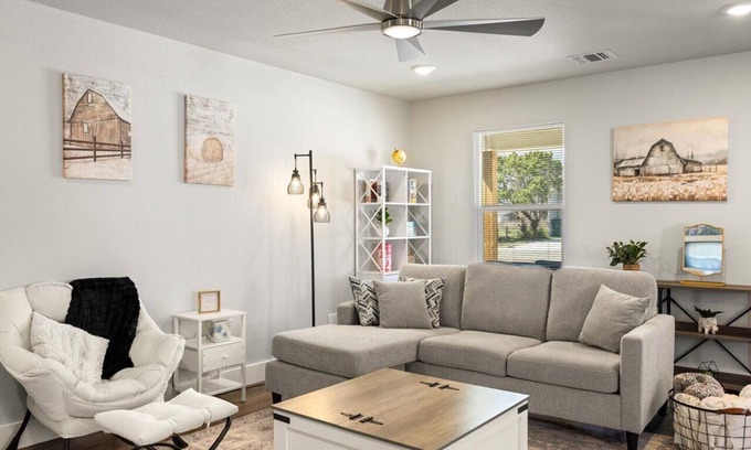Granbury House | 3 bedroom, 2 bath house, sleeps 6+, baby bed B