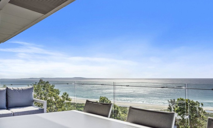 Point Lookout House | 3 bedroom 3 bathroom holiday house with stunning views from all rooms.