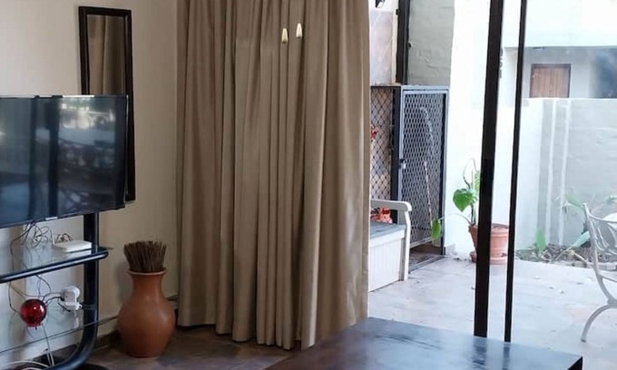 Greater Johannesburg Metropolitan Area Apartment | 3-bedroom apartment in welcoming Sandton with AC