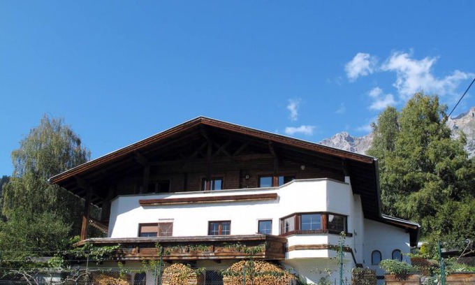Grins Apartment | 3 bedroom Apartment, sleeps 9 in Grins with WiFi