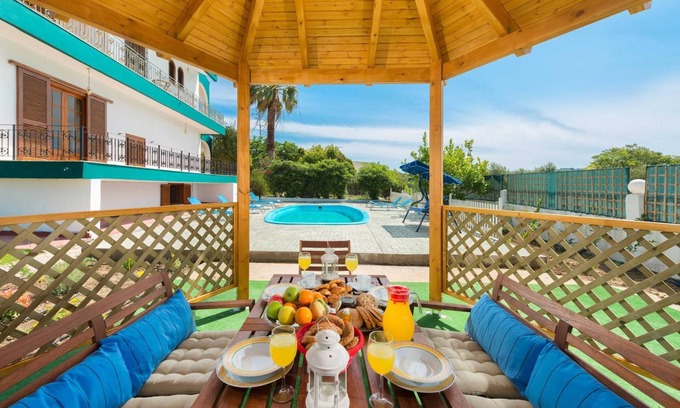Kalavarda Apartment | 3-Bedroom Apartment with Private Pool, Sea View, Wi-Fi and Air Conditioning