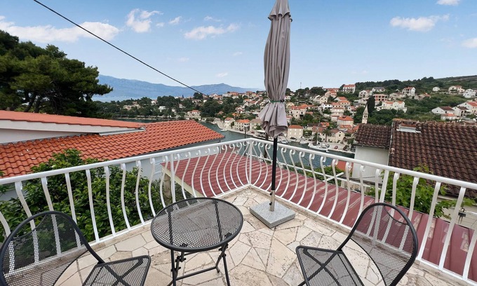 Splitska House | 3 bedroom awesome home in Splitska