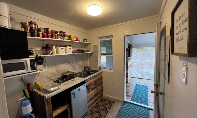 Ainaloa Cabin | 3-bedroom cabin in serene Pāhoa with fitness room, WiFi