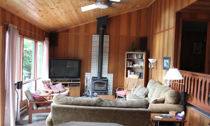 Harcourt Cottage | 3 Bedroom Cottage Lakeside Hideaway Great for one or two families!