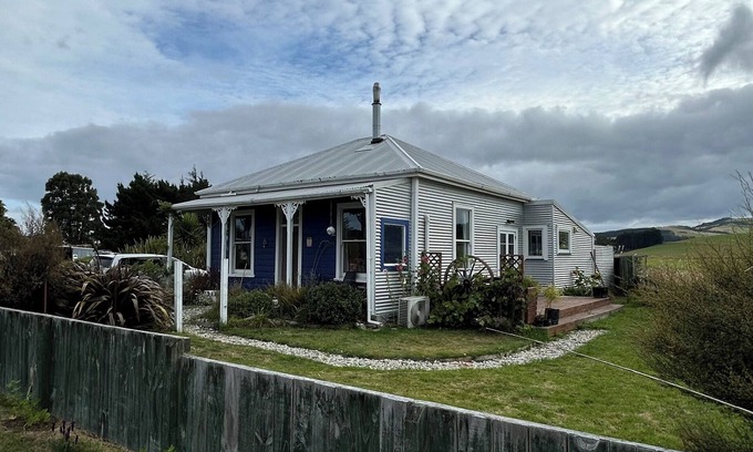 Owaka House | 3-Bedroom Family Cottage with Stunning Rural Views in The Catlins