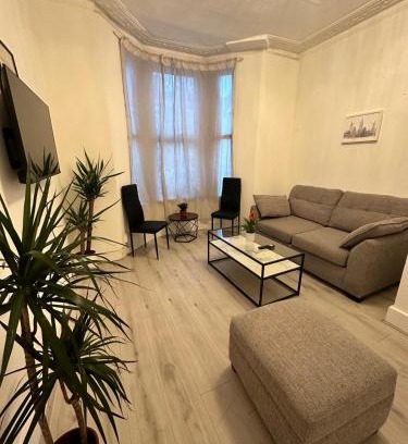 Stratford Apartment | 3 bedroom flat Millais rd