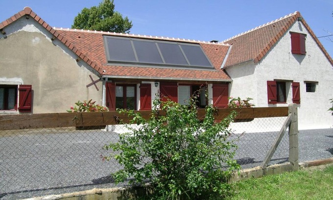 Dompierre-sur-Besbre Cottage | 3-bedroom cottage near attractions with garden & Wi-Fi