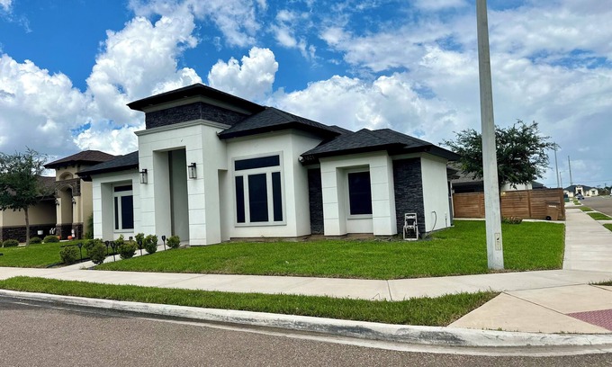 Edinburg House | 3-bedroom home with awesome amenities!