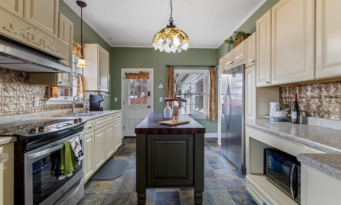 Farmington House | 3-bedroom house in nice downtown Farmington with AC, WiFi, nice outdoor spaces!