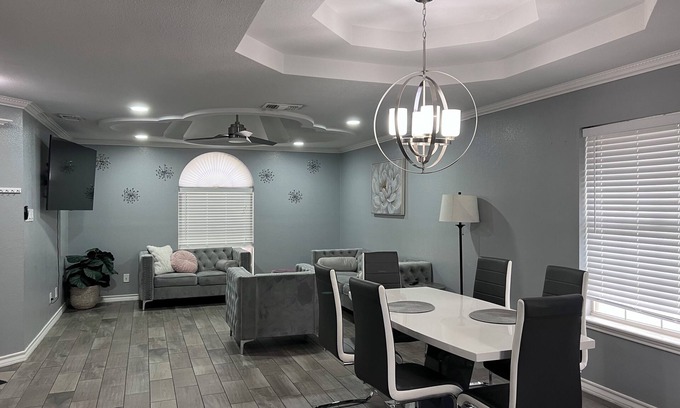 Bonanza House | 3-bedroom house in North Laredo with AC, WiFi kitchen equipped