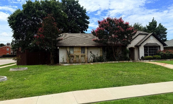 Cowley House | 3-bedroom house in Plano with Coy pond , fitness equipment ,