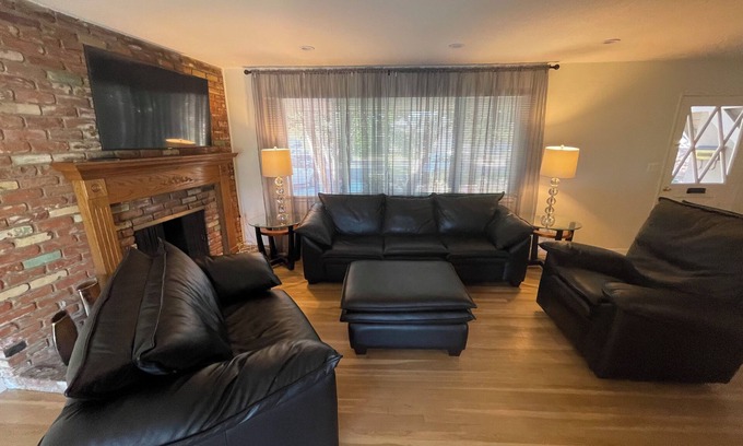 Granada Hills South House | 3-bedroom house in lovely Los Angeles with AC