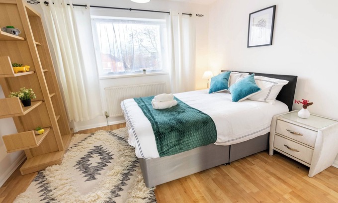Aylesbury House | 3 Bedroom house with free Private parking, Aylesbury, Dalston cl
