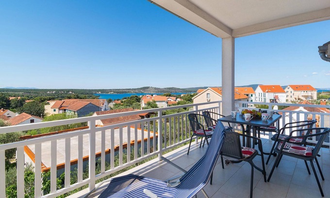 Cove Makarac (Milna) Apartment | 3 bedroom nice apartment in Milna
