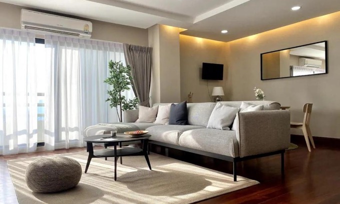 Ratchadaphisek Apartment | 3 Bedroom panoramic penthouse with kitchen