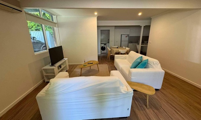 Lorne House | 3 Bedroom, pet friendly unit, 2min walk from main street, beach and supermarket.