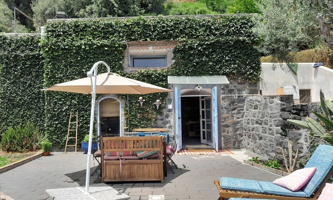 Praiola House | 3 Bedroom Private vacation home in riposto