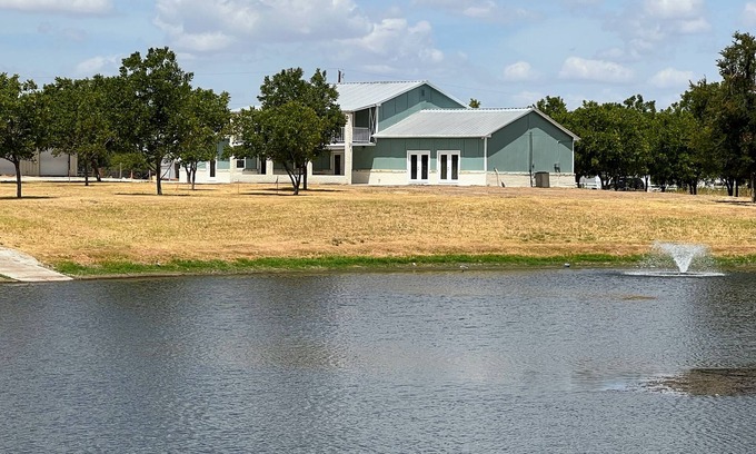 Rogers House | 3 Bedroom Ranch-house with a Private Lake. Swim/Fish/Kayak