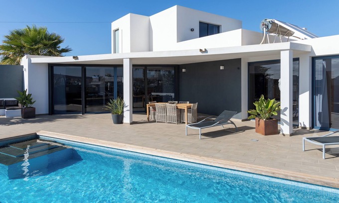 Lajares Villa | 3 bedroom villa - Lajares center - swimming pool and total privacy