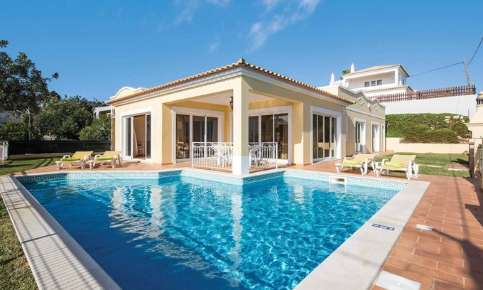 Albufeira Villa | 3 bedroom villa with pool offers views of Marina