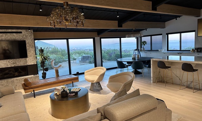 Pacific Palisades House | 3 bedrooms 4 bath magical ocean view modern home w hot tub fireworks - Palisades