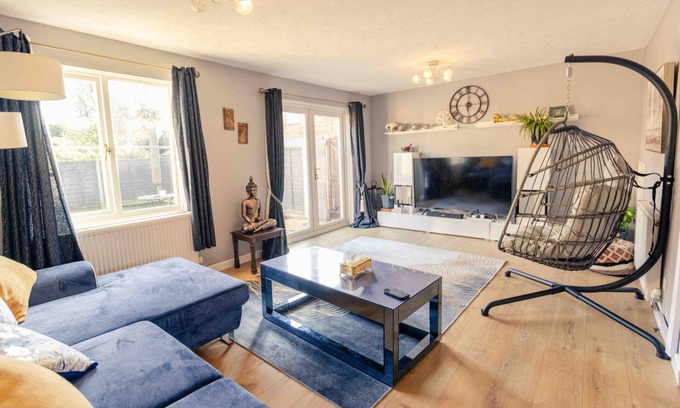 Andover House | 3 Bedrooms - Sleeps 8 - Wifi - 3 Car Parking
