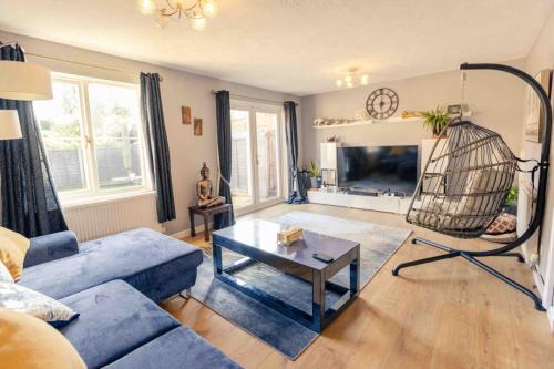 Andover House | 3 Bedrooms - Sleeps 8 - Wifi - 3 Car Parking