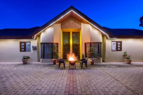 Kumarhatti Villa | 3 Br Harrington Villa Kitchen Living room AC