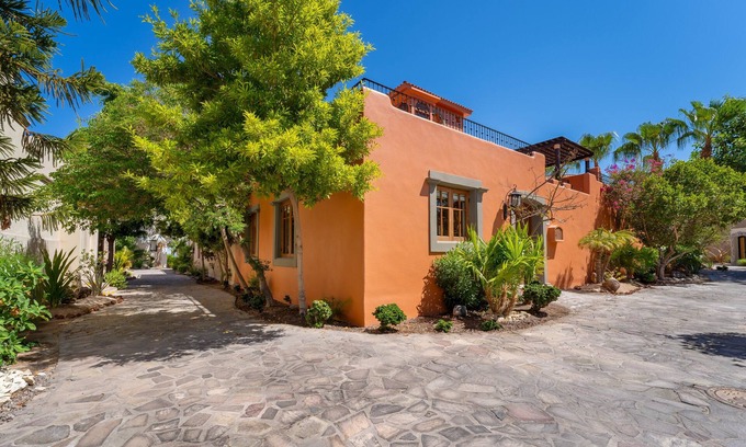 Nopolo House | 3 BRs Water and Mountain Views-Steps to Beach and Inn