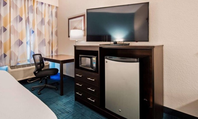 Blaine House | 3 Budget-Friendly Units, Free Breakfast, Near Wheeling Island Casino, Good Zoo