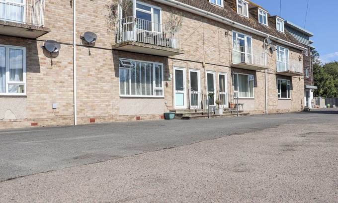 Hythe Cottage | 3 ELM COURT, pet friendly, with a garden in Hythe