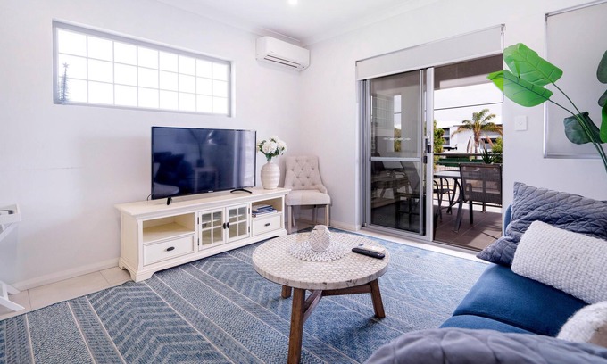 Cloverdale Apartment | 3 Fresh Sparkling Apt 2BR 2BA Cloverdale Sleeps 5