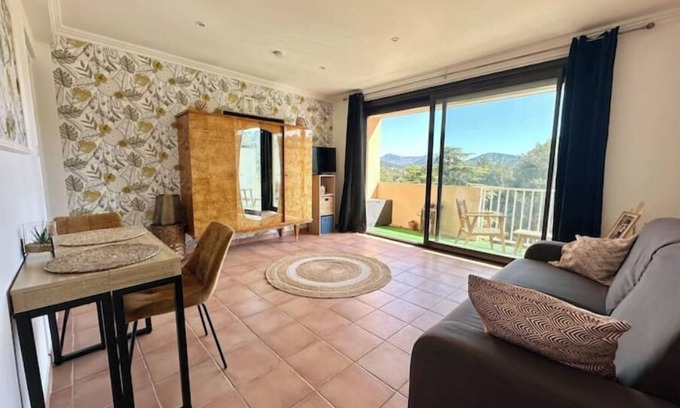 Carnoux-en-Provence Apartment | 3 kms from Cassis T2 with terrace - free parking