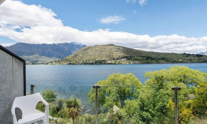 Queenstown Apartment | 3 LEVEL LAKESIDE LUXURY, SPA BATH, INTERNAL GARAGE