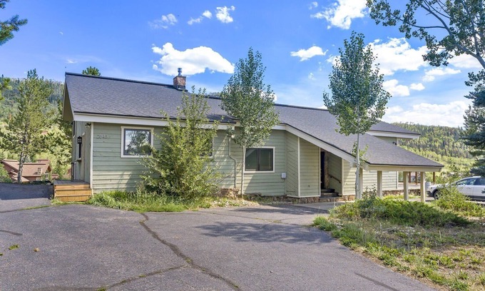 Steamboat Springs House | 3 Living Areas - 2 Kitchens - Deck with Serene Views