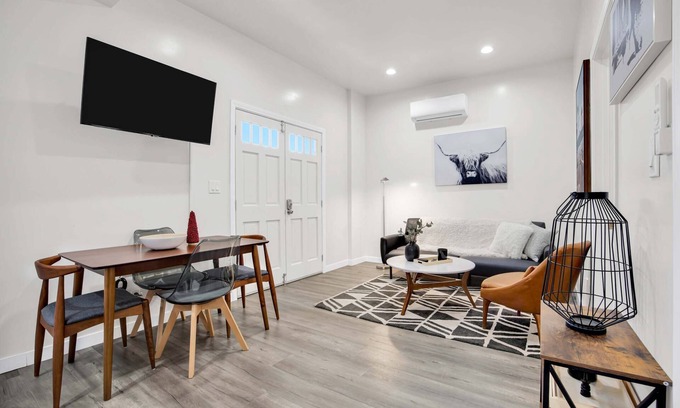 Pico-Union Apartment | 3 mi Downtown LA or Stadium. Parking + W/D