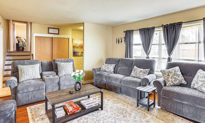 Sinking Spring House | 3 Mi to Berkshire Mall: Suburban Stay w/Yard!