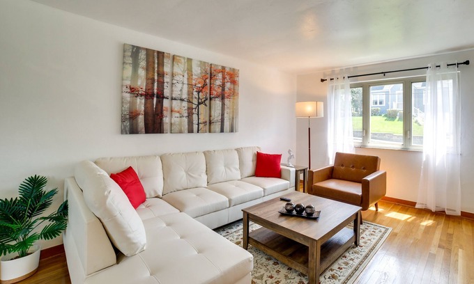 Pittsburgh House | 3 Mi to Downtown: Pittsburgh Home w/Balcony!