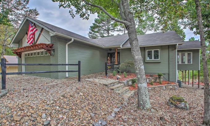 Hot Springs Village House | 3 Mi to Lake DeSoto: Home w/Furnished Deck!