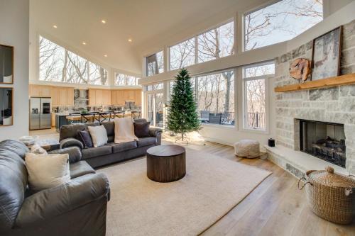 Tate House | 3 Mi to Winery Jasper Mountain Chalet with Hot Tub!