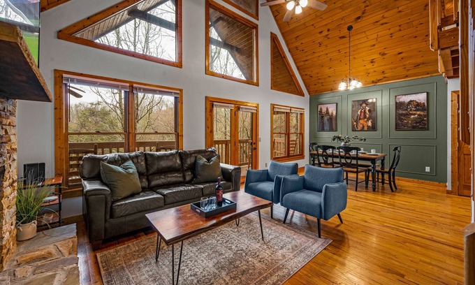 Sevierville Cabin | 3 Miles to Pigeon Forge Parkway! Hot Tub, Privacy πΆ Dogs π King Beds π’ DollyWood