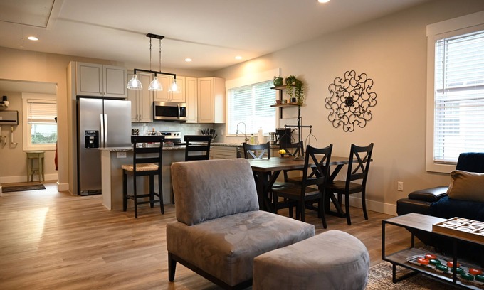 Parker House | 3 Minutes to Downtown! 2BD/2BA + Pet friendly!