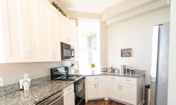 Lafayette Square Condo | <3 of city, king bed, pet friendly & custom kitchen