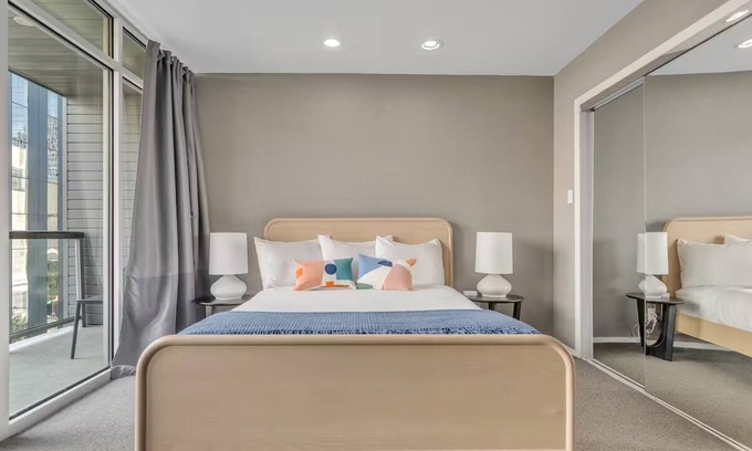 Downtown Austin Apartment | 3 Perfect Loft w/Kitchen & Balcony | Walk to Restaurants & Convention