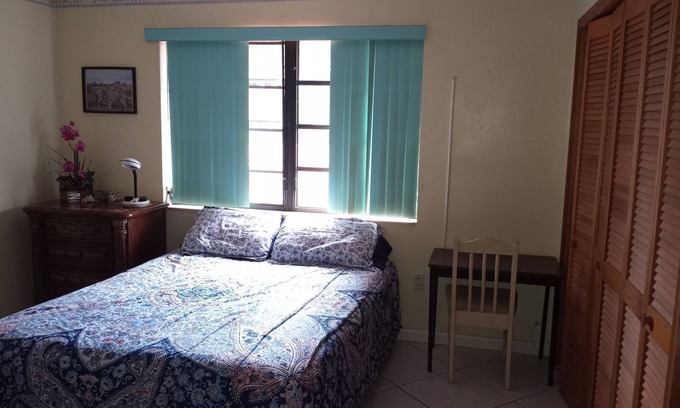 Tamiami House | #3 Private Room with Queen bed & pool, kitchen terrace