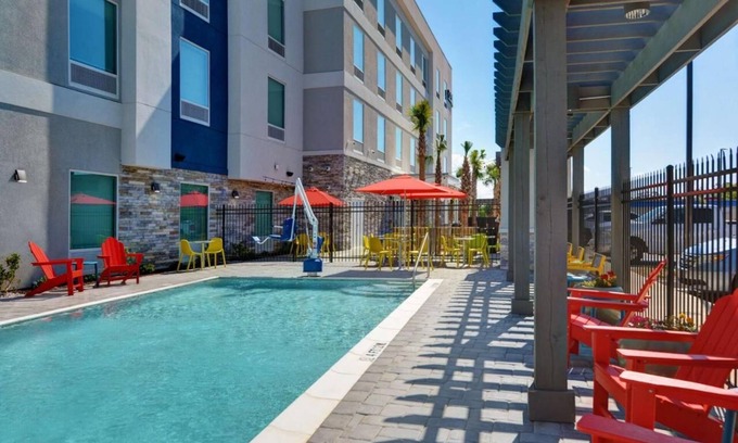 Upper Grand Lagoon Hotel | 3 Relaxing Units! Onsite Pool, Kitchen, Pets Allowed, Near Panama City Beach!