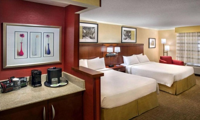 Woburn House | 3 Relaxing Units! FREE Parking, Pets Allowed, Close to Burlington Mall!