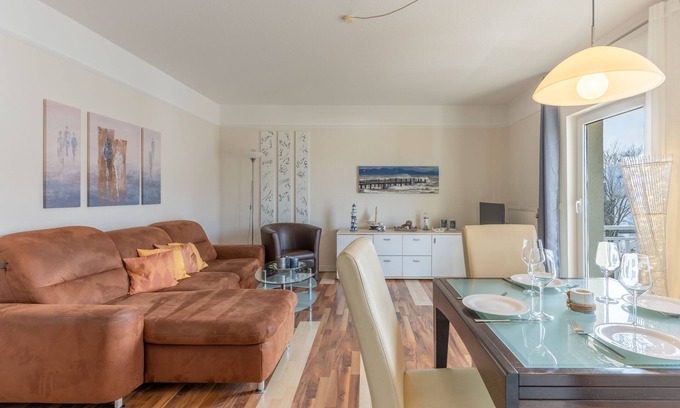 Binz Apartment | 3-room apartment Haus Godewind 10 in Binz, balcony, parking lot, beach chair on the beach
